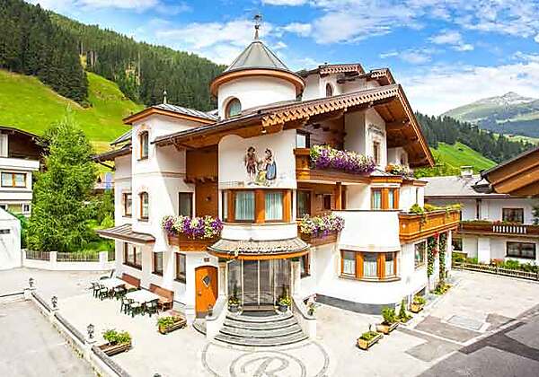 Aussenansicht von der Pension Rosengarten in Tux im Sommer