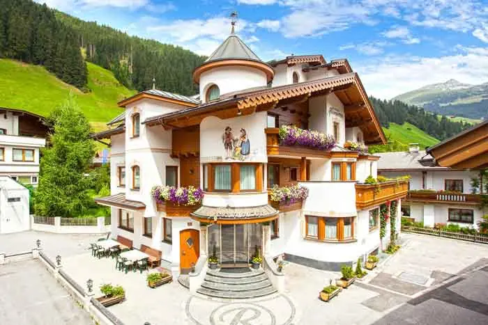 Aussenansicht von der Pension Rosengarten in Tux im Sommer