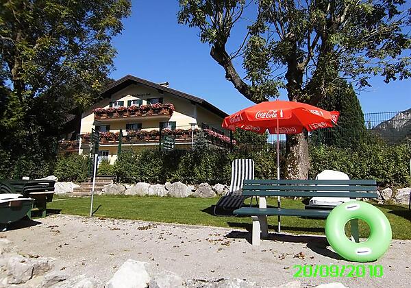 Badestrand mit Pension im Hintergrund