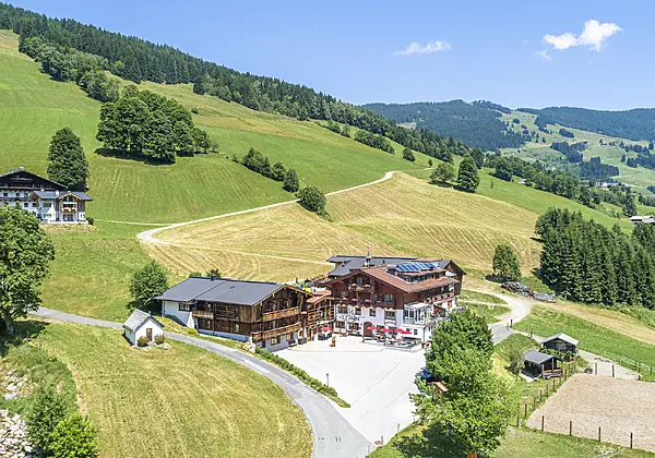 Der Seighof zwischen Feldern und Wiesen