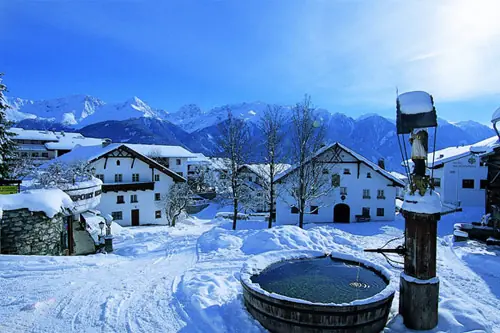 Blick auf den Ort Fiss im Winter