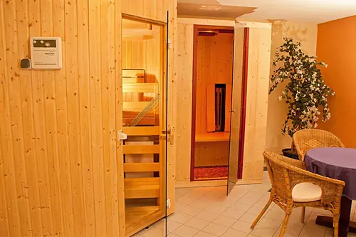 Blick in den Wellnessbereich mit Sauna der Pension Truya-Hof in Fiss