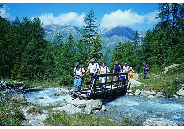 Gruppe bei einer Wanderung in Fiss