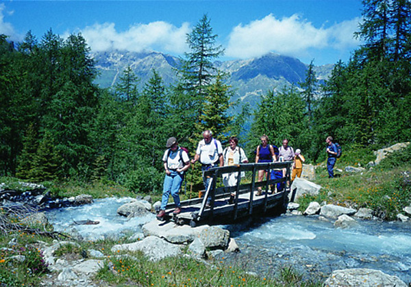 Gruppe bei einer Wanderung in Fiss