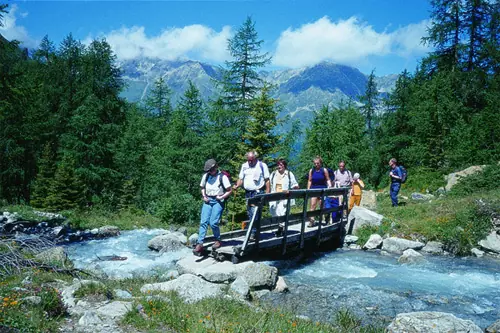 Gruppe bei einer Wanderung in Fiss