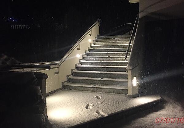 Hausaufgang mit Schnee 2016 01