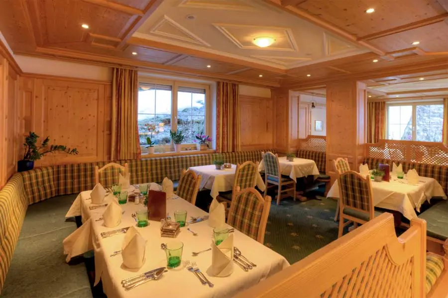Blick in das Restaurant der Pension Walkerbach in Lech am Arlberg
