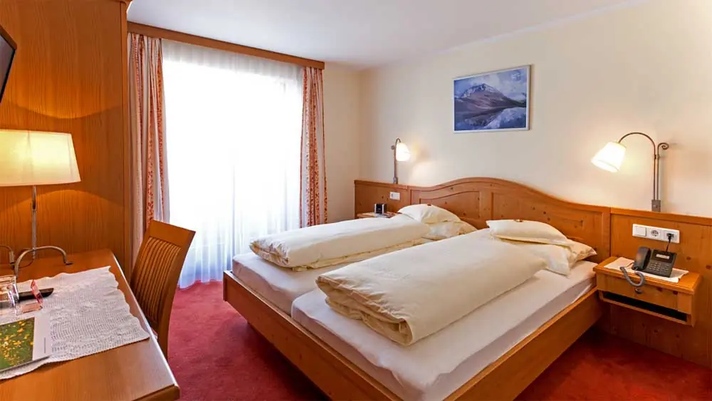 Blick in das Doppelzimmer Karhorn in der Pension Walkerbach in Lech am Arlberg
