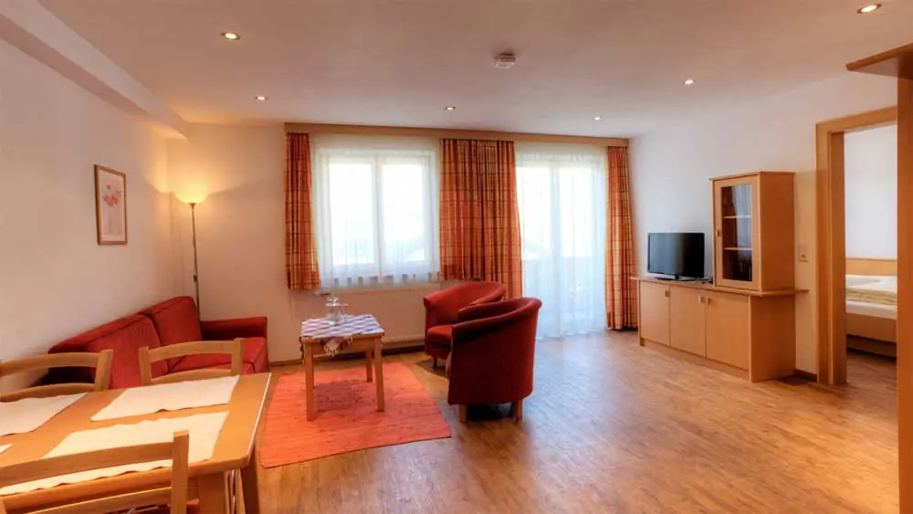 Blick ins Wohnzimmer der Ferienwohnung in der Pension Walkerbach in Lech am Arlberg