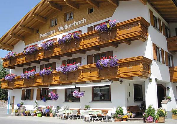 Außenansicht der Pension Walkerbach in Lech am Arlberg