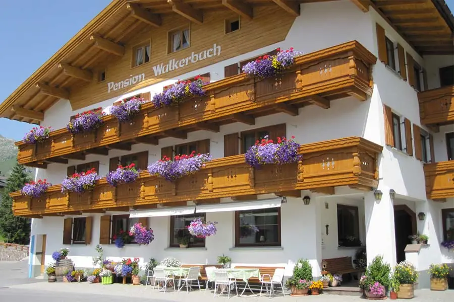 Außenansicht der Pension Walkerbach in Lech am Arlberg
