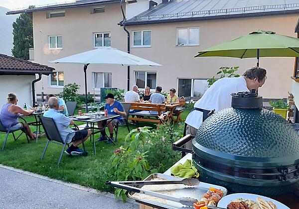 Essen im Garten - Pension zu Hause