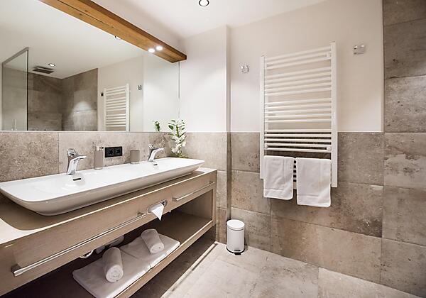 Badezimmer Doppelwaschbecken Dusche und WC