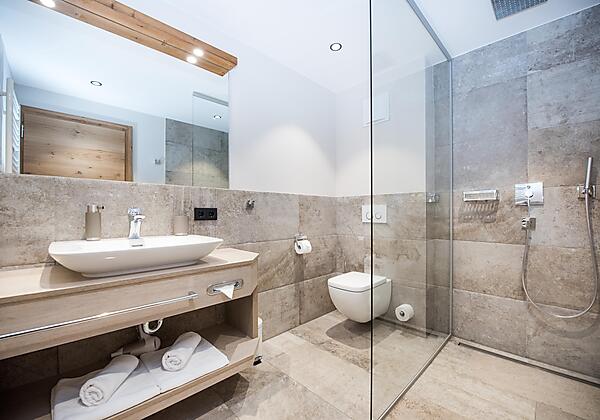 Badezimmer mit Dusche