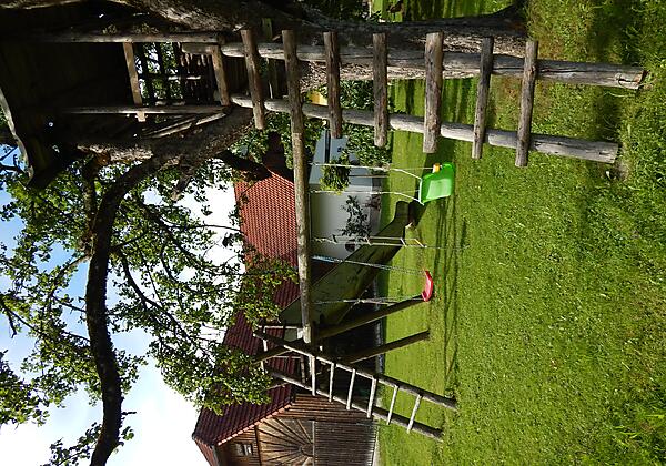 Spielplatz mit Baumhaus.