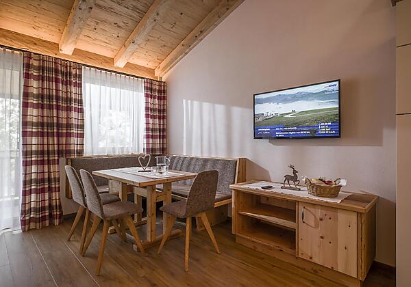 grosser FLAT HD TV gemütlicher Essecke Apartment