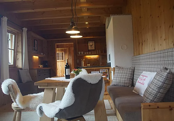 Lodge Wiese mit gemütlicher Stube