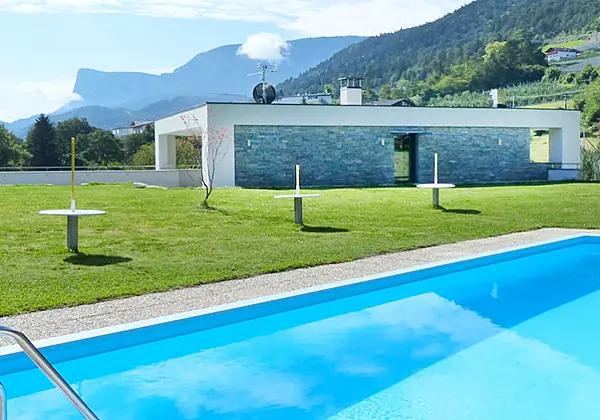 Der großzügige Gartenbereich mit Freibad in der Residence Liesy