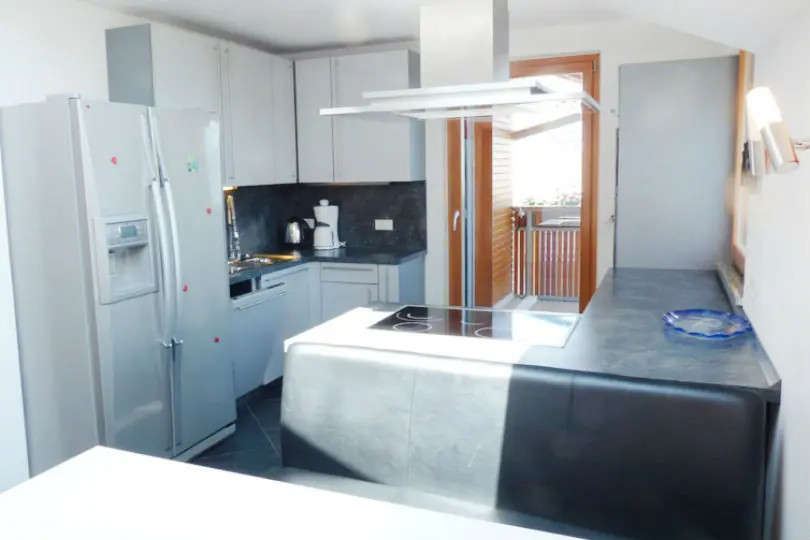 Die Küche mit Essecke von der Ferienwohnung 'Suite' in der Residence Liesy