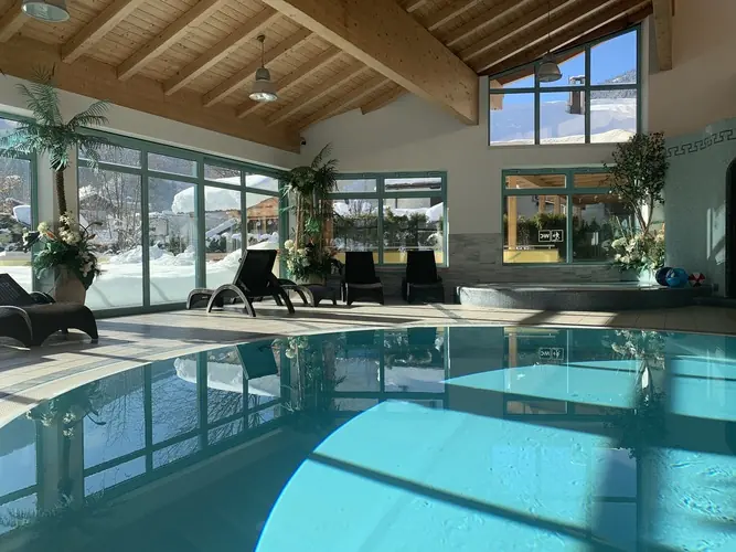 Panoramaschwimmbad mit Jetstream, Wasserfall und Sprudelbank
