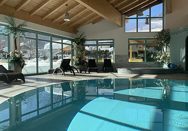 Panoramaschwimmbad mit Jetstream, Wasserfall und Sprudelbank