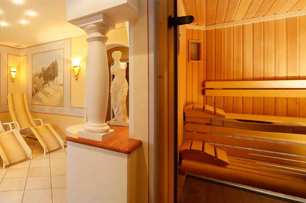Der Saunabereich mit finnischer Sauna und Dampfbad in der Residence Ulrike in Welschnofen