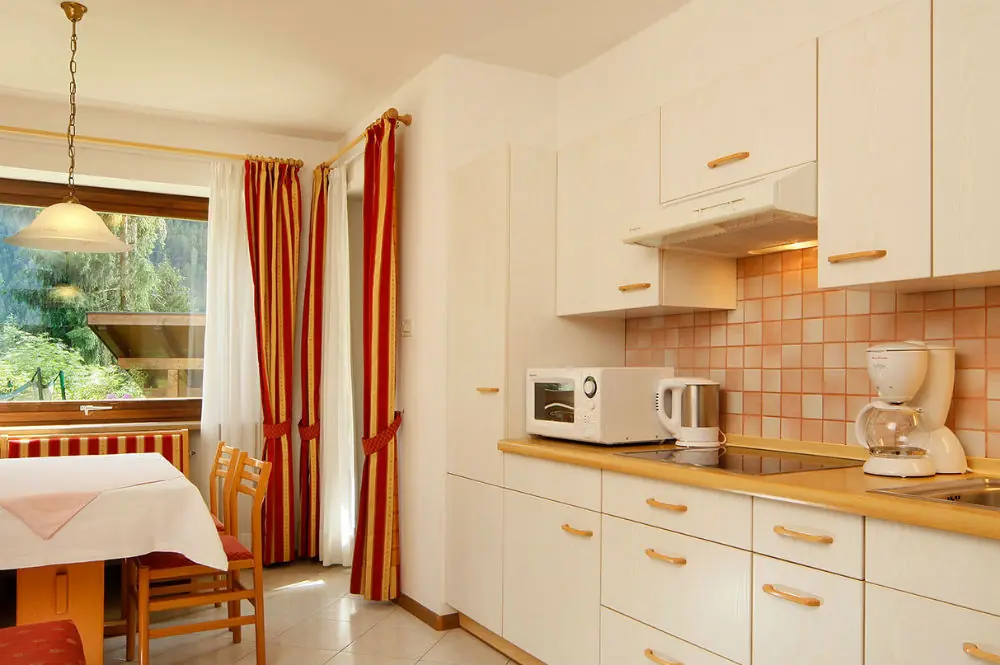 Die Wohnküche in der Ferienwohnung Rosengarten in der Residence Ulrike in Welschnofen