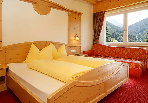 Gemütliches Schlafzimmer in der Ferienwohnung Dolomit in der Residence Ulrike in Welschnofen