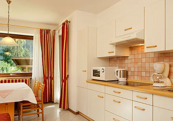 Die Wohnküche in der Ferienwohnung Rosengarten in der Residence Ulrike in Welschnofen