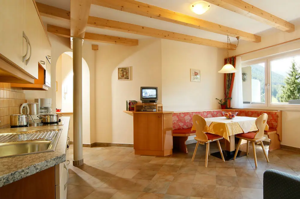 Die Wohnküche mit Eckbank in der Ferienwohnung Bergkristall von der Residence Ulrike in Welschnofen