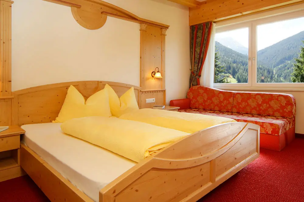 Gemütliches Schlafzimmer in der Ferienwohnung Dolomit in der Residence Ulrike in Welschnofen