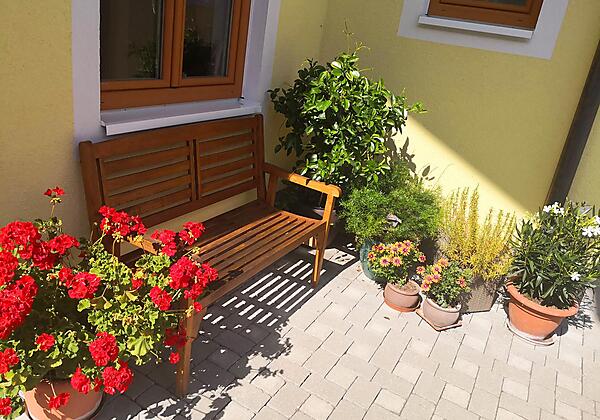 Einladende Hausbank für eine schönen Sommerabend