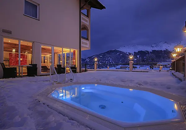 Blick von der Terrasse mit Outdoor-Whirlpool vom Romantik & Spa Hotel Alpen-Herz im Winter