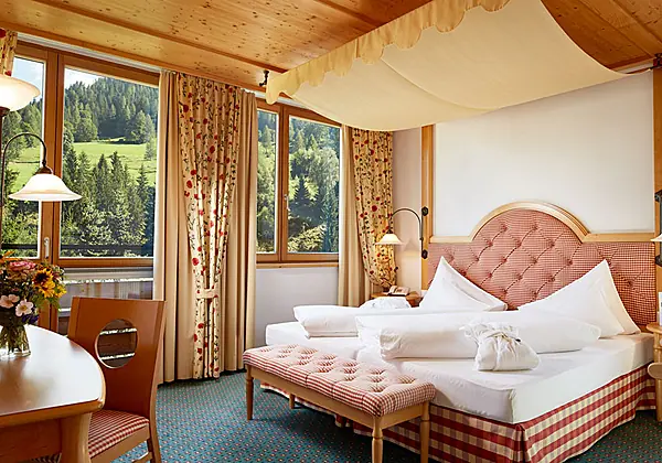 Blick in den Schlafbereich der Sonnensuite im Hotel Die Post Ronacher in Bad Kleinkirchheim