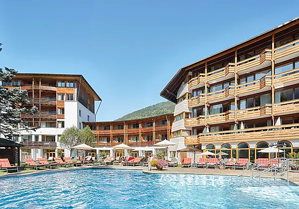 Blick auf den Außenpool und die Terrasse des Hotels Die Post Ronacher in Bad Kleinkirchheim