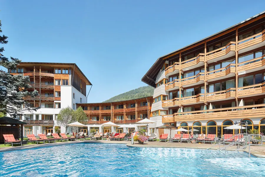 Blick auf den Außenpool und die Terrasse des Hotels Die Post Ronacher in Bad Kleinkirchheim