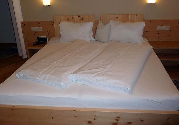 Zirbenbett in der neuen Ferienwohnung