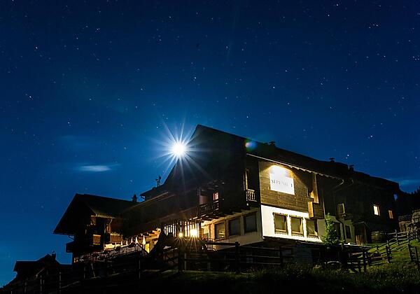Alpenhof bei Nacht