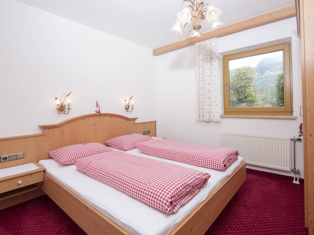 Familien-Juwel-Appartement_Schlafzimmer-1_Landhaus-Greil_Reith-im-Alpbachtal_Tiroljpg.jpg