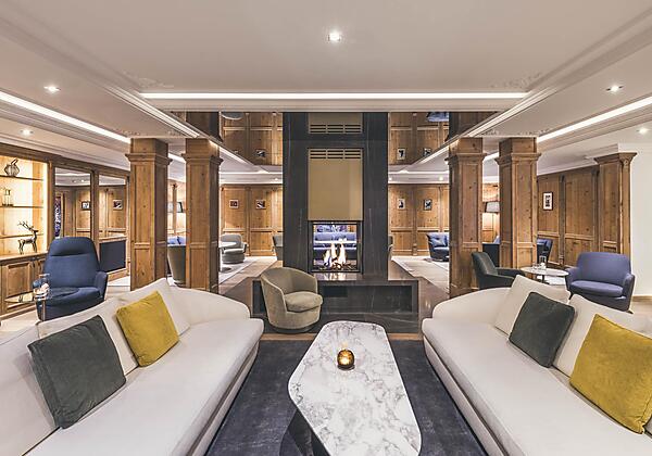 Hotellobby mit Kaminfeuer