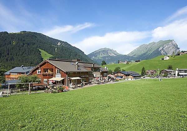 Blick auf den Schrannenhof in Schoppernau im Sommer
