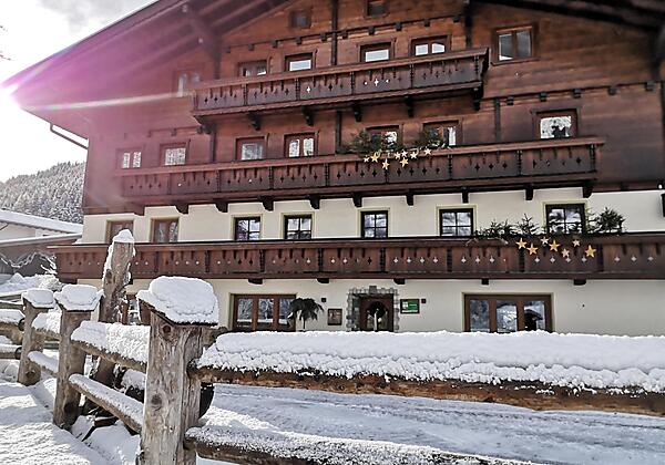 Bio-Bauernhof-Schweizerhof-Haus-Winter
