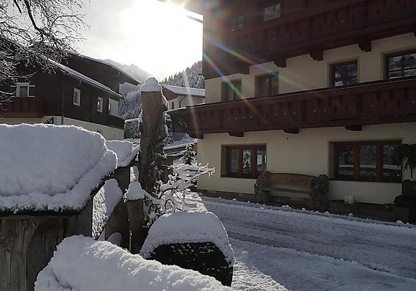 Bio-Bauernhof-Schweizerhof-Haus-Winter
