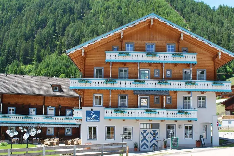 Außenansicht vom SCOL Sporthotel Grossglockner im Sommer