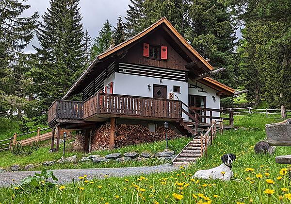Die Sechszirbenhütte im Frühsommer