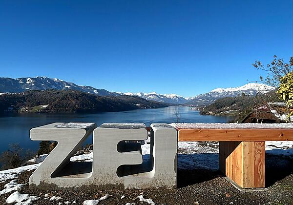 ZEITBank mit Blick auf den See