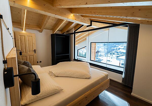 Zirben-Schlafzimmer mit Ausblick