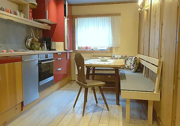 Wohn-Küche m. altem Holzgetäfel