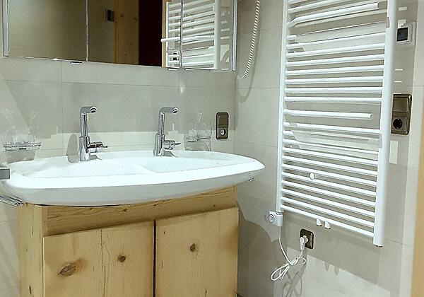 Doppelwaschbecken, Handtuchhalter,Föhn