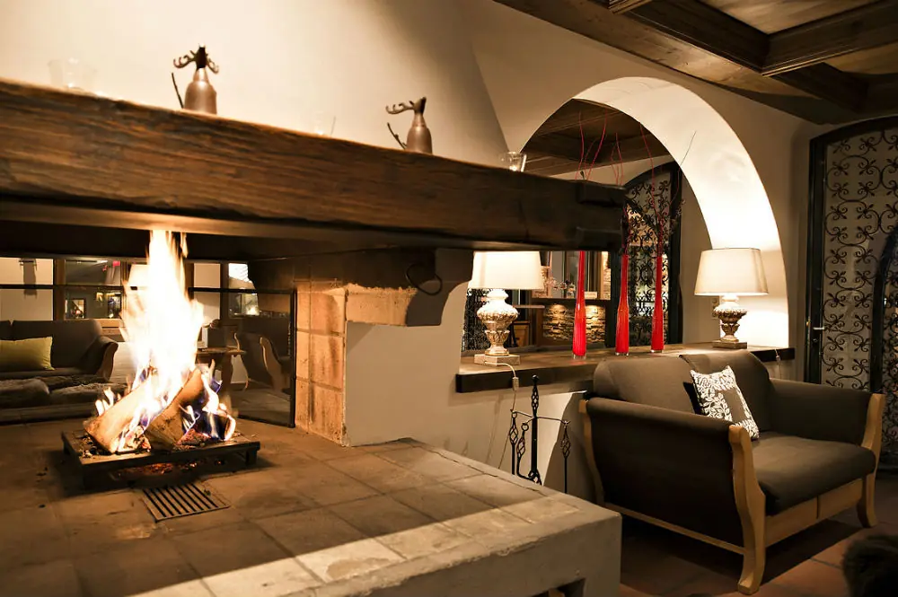 Die Lounge mit offenem Kamin im Wellnesshotel Silvretta in Samnaun Dorf